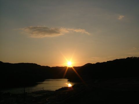 小野湖の夕日が眩しい